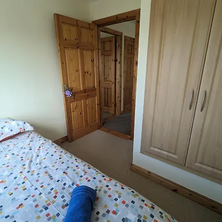 4 Bed House, Spacious & Modern With Parking