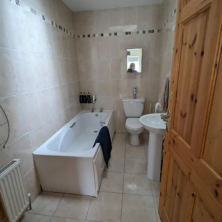 4 Bed House, Spacious & Modern With Parking Holiday home