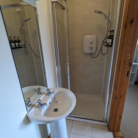 4 Bed House, Spacious & Modern With Parking Holiday home