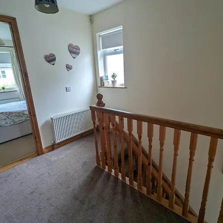 4 Bed House, Spacious & Modern With Parking Hébergement de vacances Tubbercurry