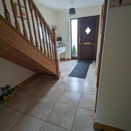 4 Bed House, Spacious & Modern With Parking Holiday home *