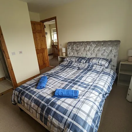 Hébergement de vacances 4 Bed House, Spacious & Modern With Parking