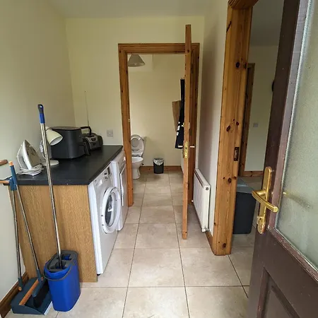 Holiday home 4 Bed House, Spacious & Modern With Parking *