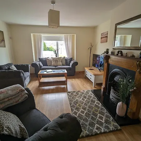 Holiday home 4 Bed House, Spacious & Modern With Parking