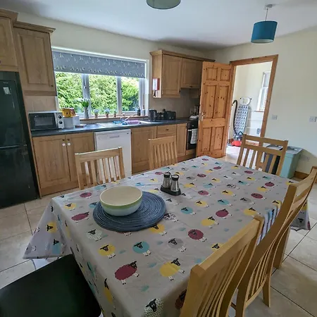 4 Bed House, Spacious & Modern With Parking * Tubbercurry
