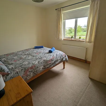 4 Bed House, Spacious & Modern With Parking